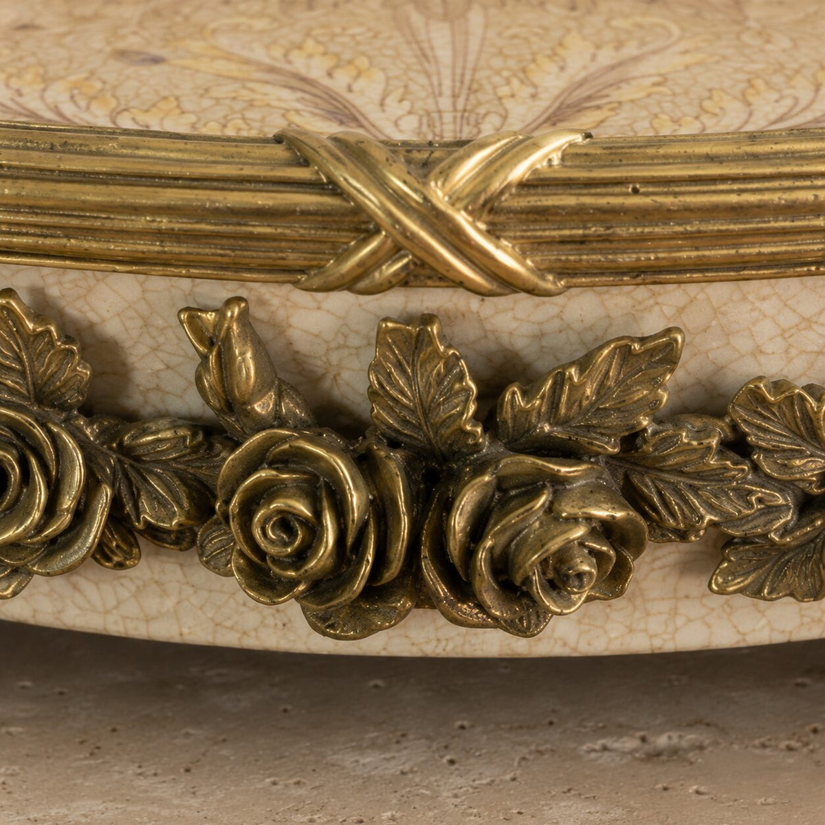Jardinière en porcelaine craquelée et bronze doré aux putti, détail frise roses