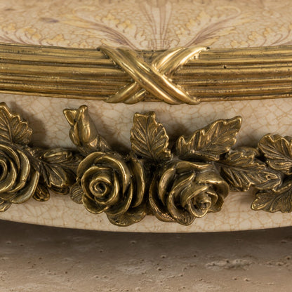 Jardinière en porcelaine craquelée et bronze doré aux putti, détail frise roses