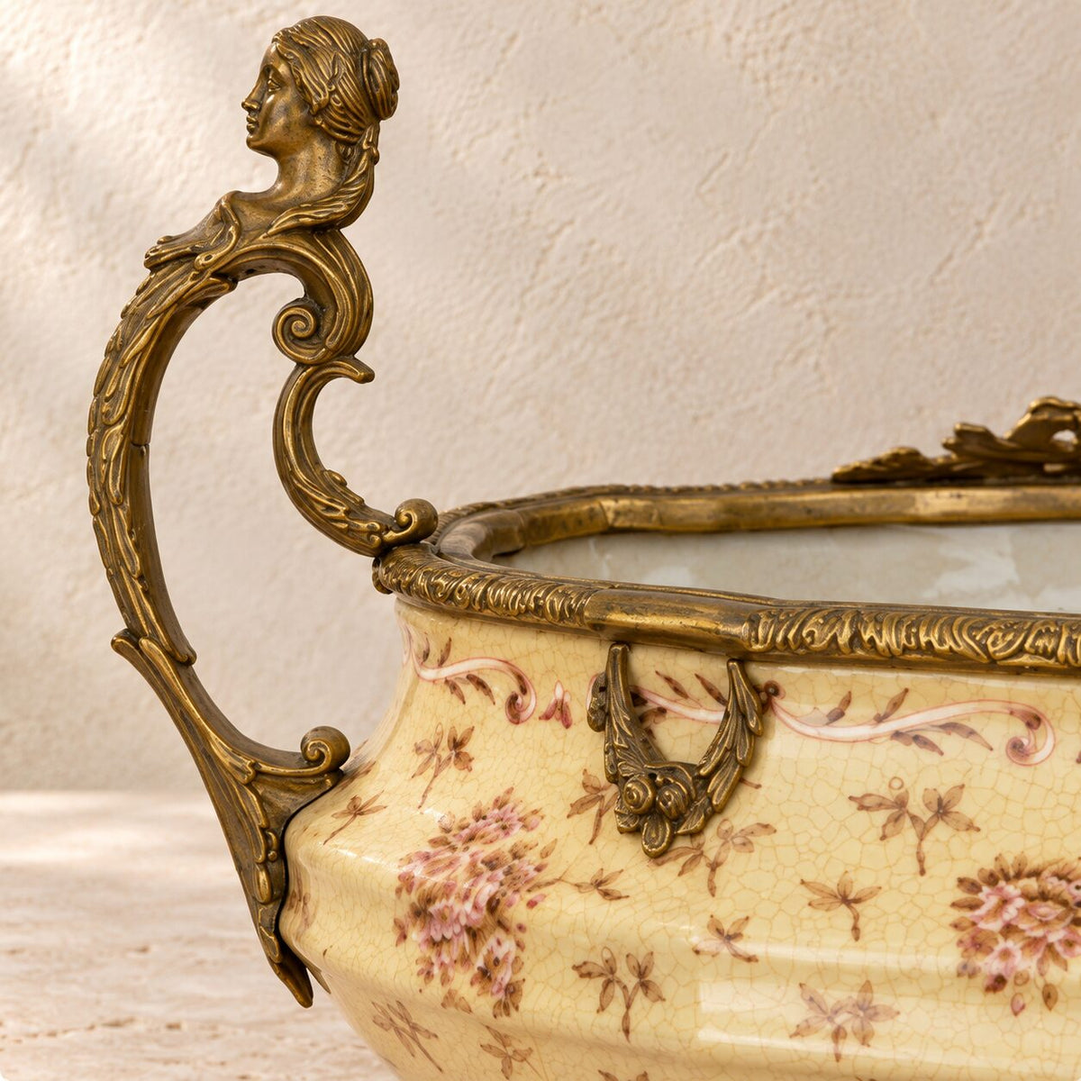 Jardinière en porcelaine jaune à monture en laiton doré, détail anse buste femme profil