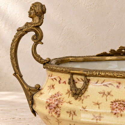 Jardinière en porcelaine jaune à monture en laiton doré, détail anse buste femme profil