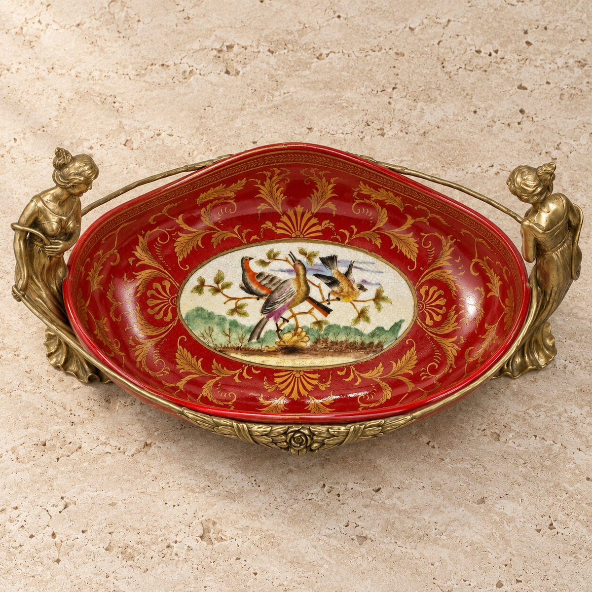 Jardinière en porcelaine rouge et bronze doré aux cariatides, vue de dessus médaillon oiseaux gros plan