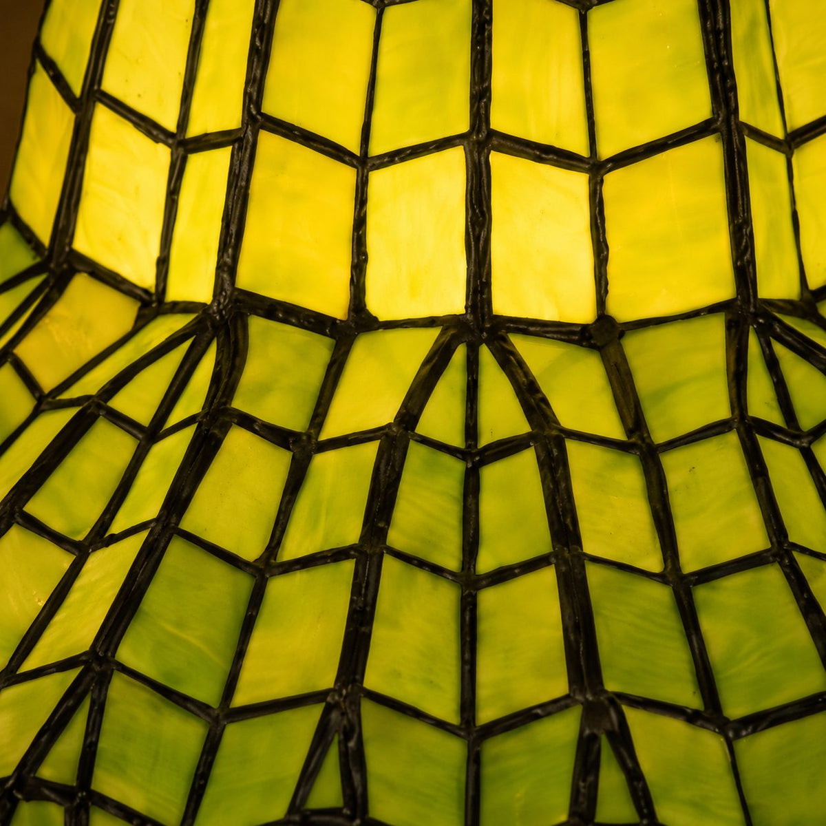 Lampe de style Tiffany, macro texture du vitrail vert à motif en losanges