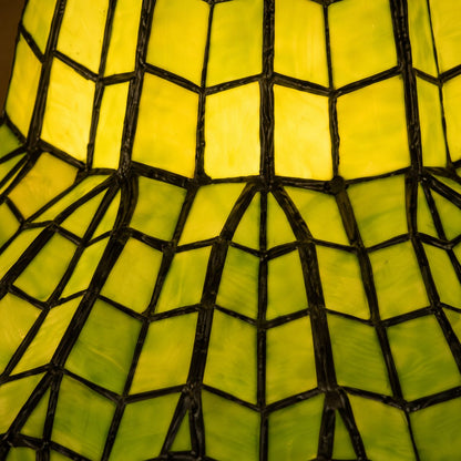 Lampe de style Tiffany, macro texture du vitrail vert à motif en losanges