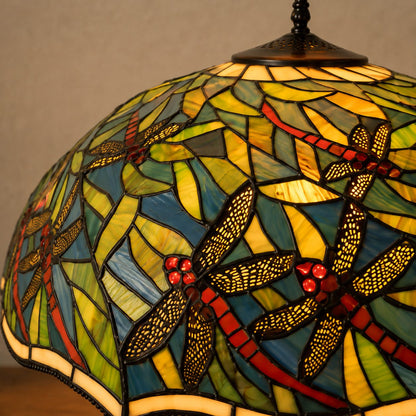 Lampe de style Tiffany aux libellules sur fond de feuillage, gros plan sommet éclairé