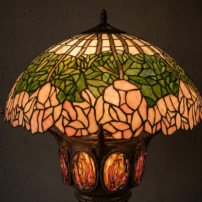 Lampe de style Tiffany aux pivoines roses et pied à cabochons, gros plan vitrail nocturne