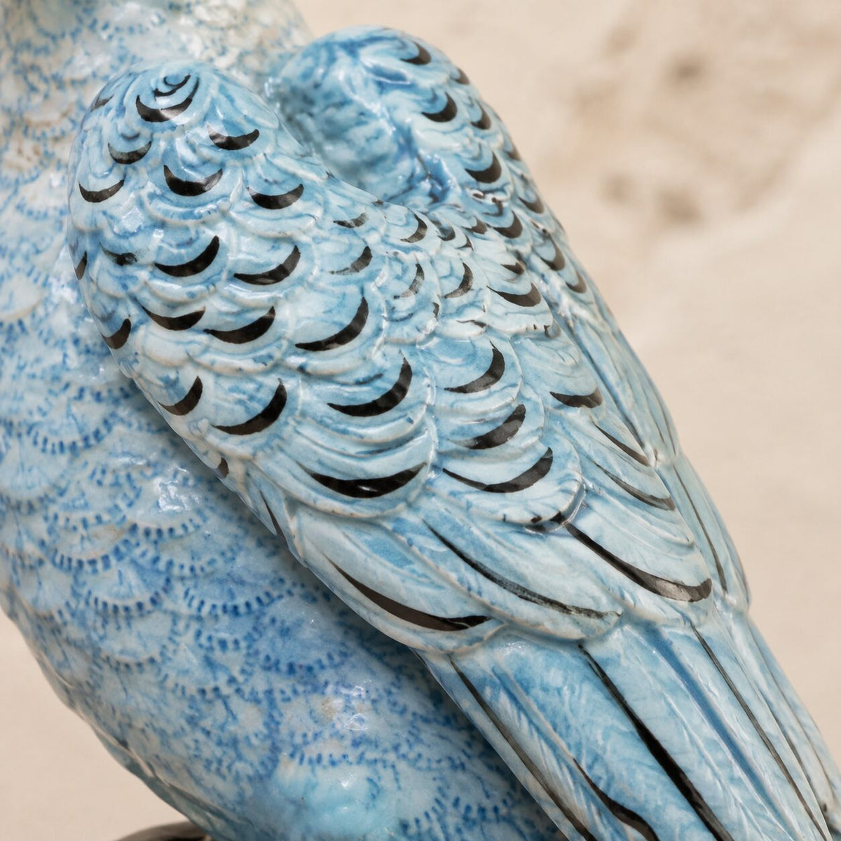 Paire de bougeoirs perroquets en porcelaine et bronze doré, détail plumage aile