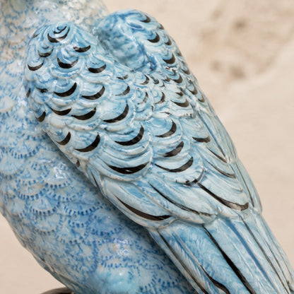 Paire de bougeoirs perroquets en porcelaine et bronze doré, détail plumage aile