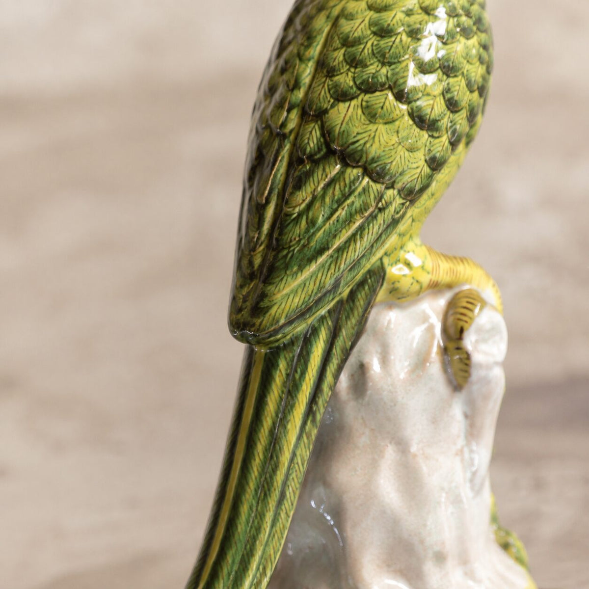 Paire de bougeoirs perroquets en porcelaine et bronze doré, détail aile plumage
