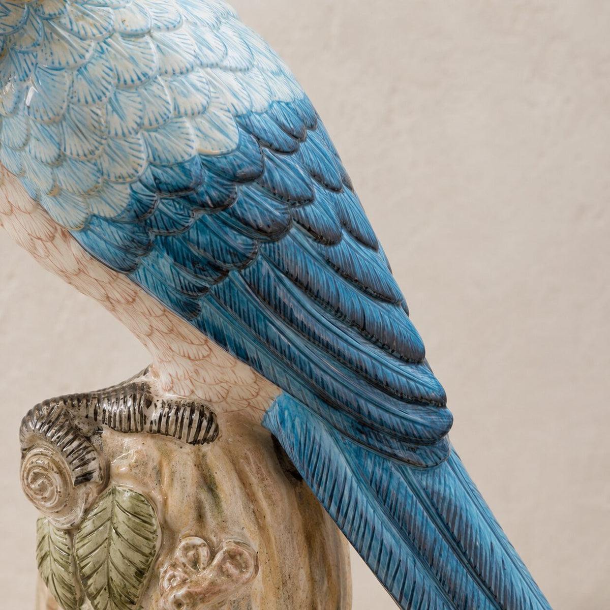 Paire de bougeoirs perroquets en porcelaine et bronze doré, détail plumage aile