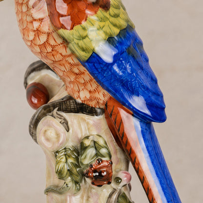 Paire de bougeoirs aux perroquets en porcelaine et bronze doré, détail aile bleue
