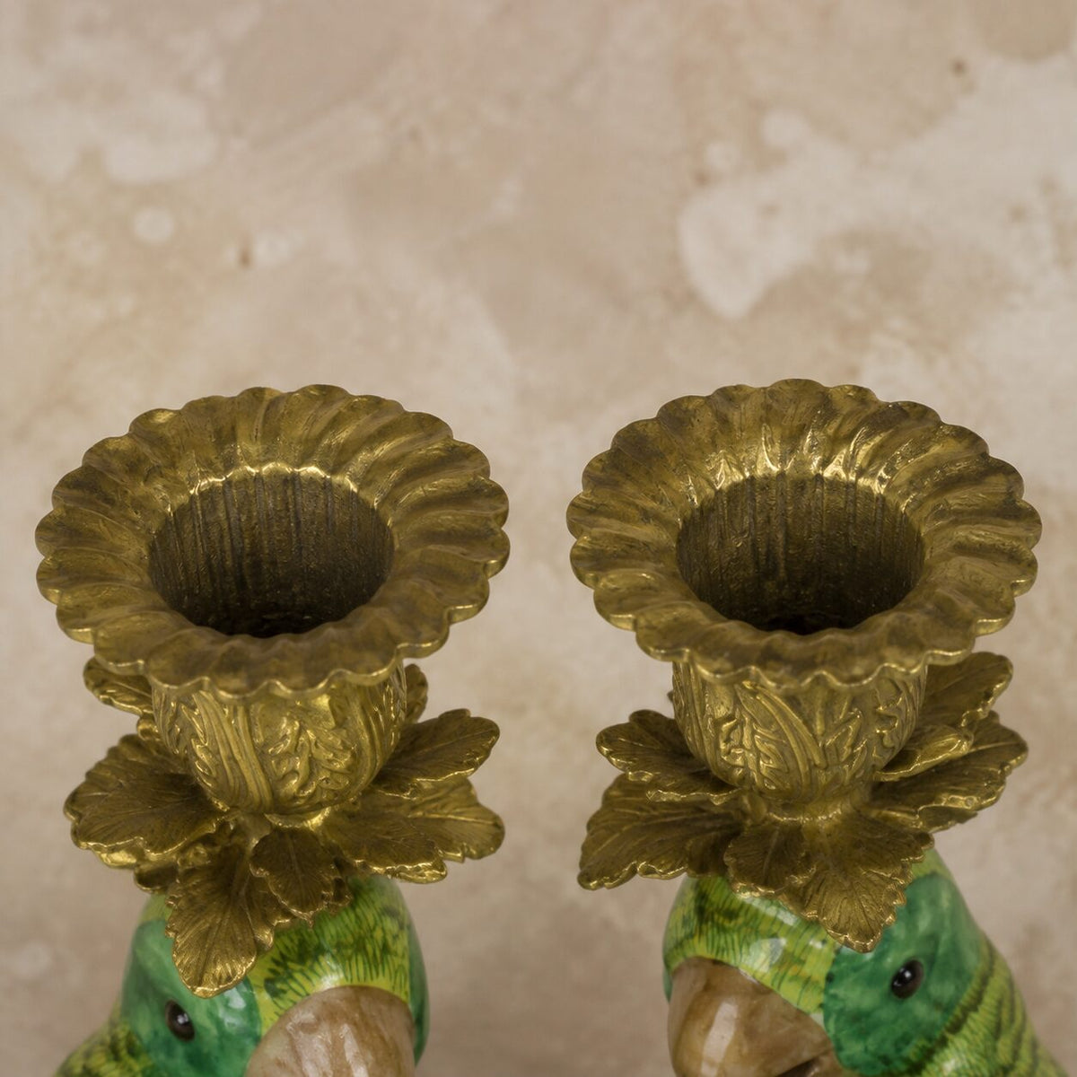 Paire de bougeoirs perroquets en porcelaine et bronze doré, détail bobèches paire