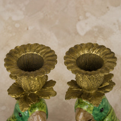 Paire de bougeoirs perroquets en porcelaine et bronze doré, détail bobèches paire