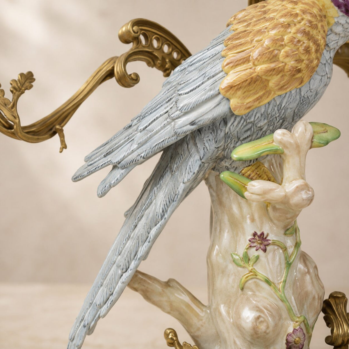 Paire de candélabres aux perroquets en porcelaine et bronze doré, détail plumage aile