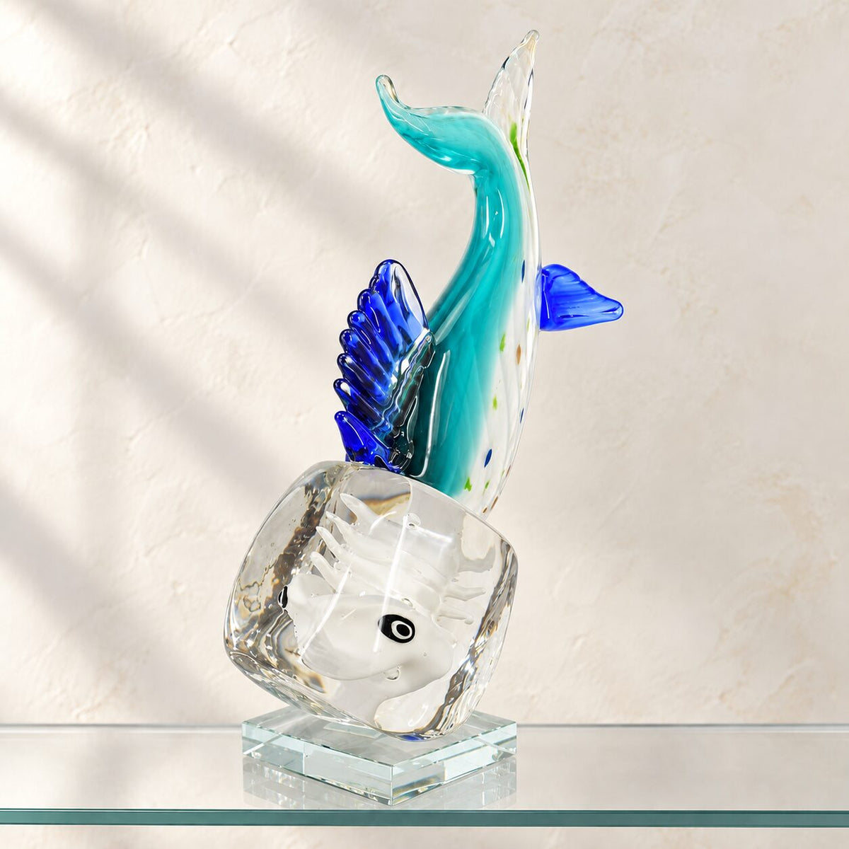 Poisson koï en verre soufflé turquoise, vue d'ensemble de trois quarts