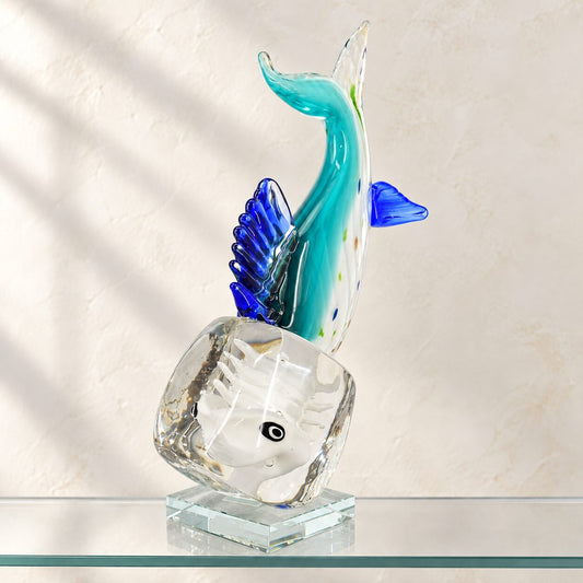 Poisson koï en verre soufflé turquoise, vue d'ensemble de trois quarts