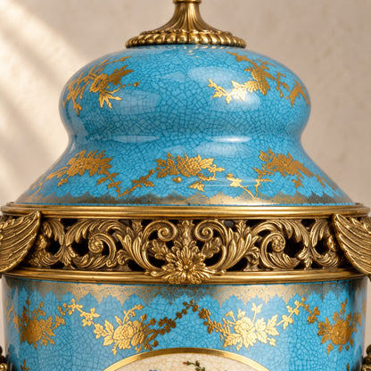Potiche couverte en porcelaine bleu céleste et bronze doré, détail couvercle dome doré gros plan