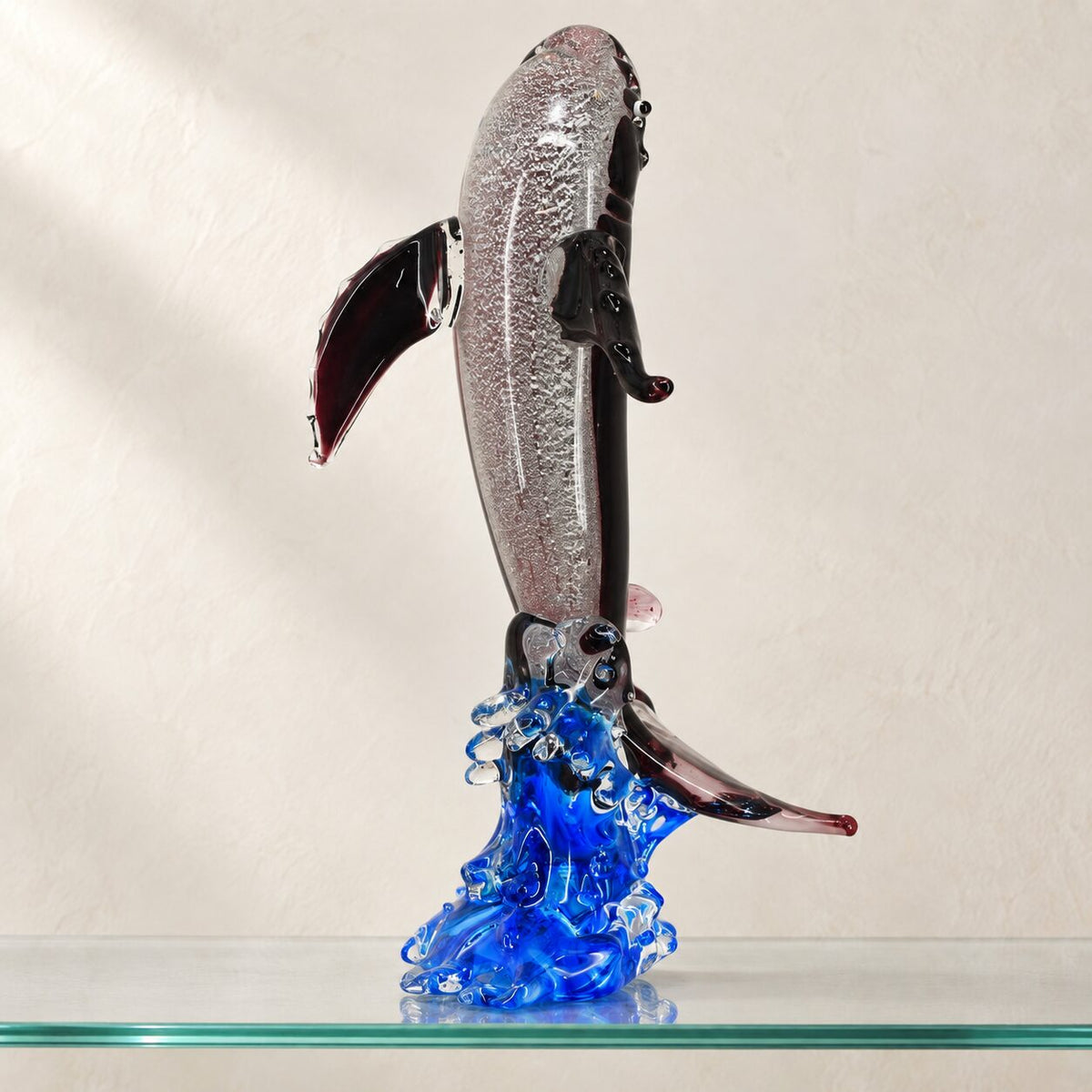 Baleine à bosse en verre soufflé sur vague, vue d'ensemble de dos