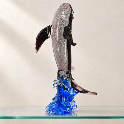 Baleine à bosse en verre soufflé sur vague, vue d'ensemble de dos