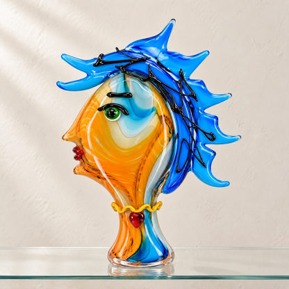 Visage féminin stylisé en verre soufflé bleu cobalt, vue d'ensemble de trois quarts