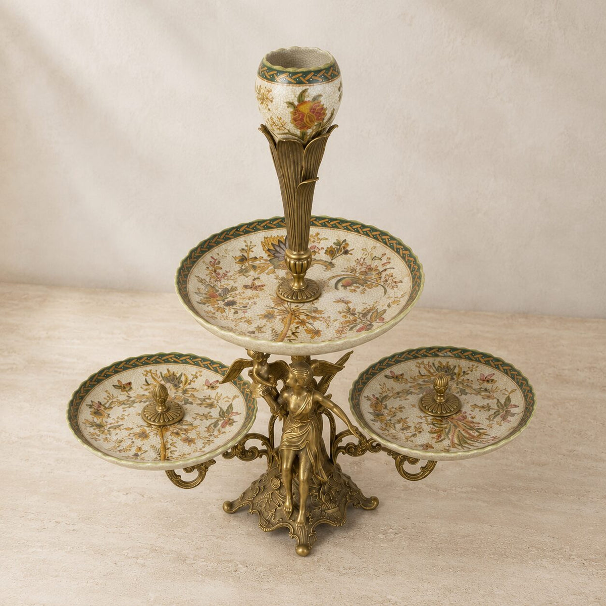 Surtout de table en bronze doré et porcelaine à décor floral, vue d'ensemble angle