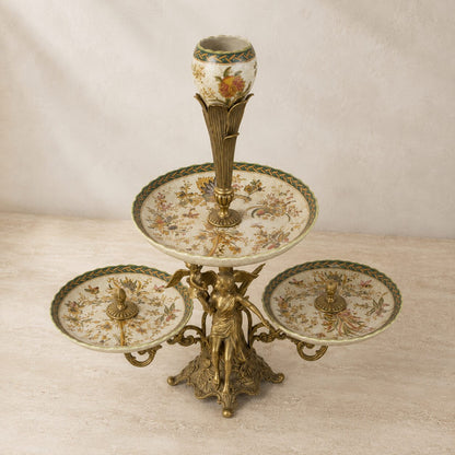 Surtout de table en bronze doré et porcelaine à décor floral, vue d'ensemble angle