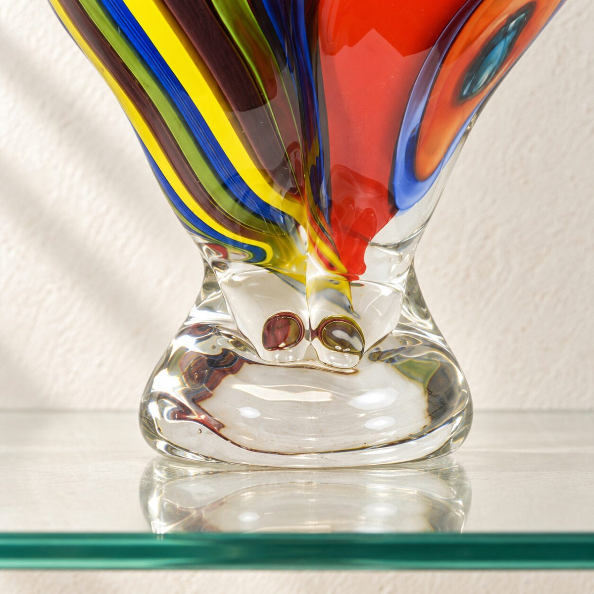Sculpture femme en verre soufflé style Murano, détail base pied verre transparent