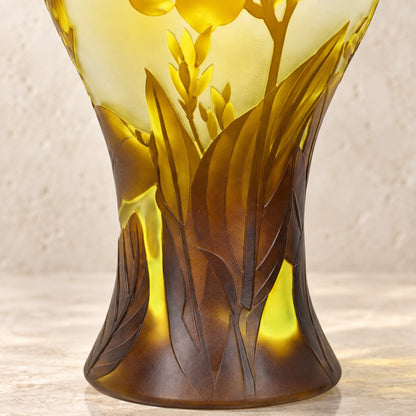 Vase balustre en verre camée à décor de freesias jaunes, détail gravure face visible
