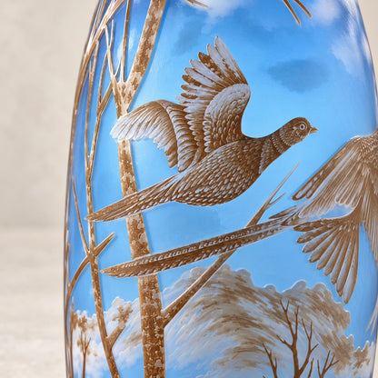 Vase camée en verre multicouche à décor de faisans en vol, détail gravure faisan