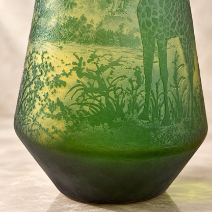 Vase camée en verre multicouche décor girafes et savane, détail gravure