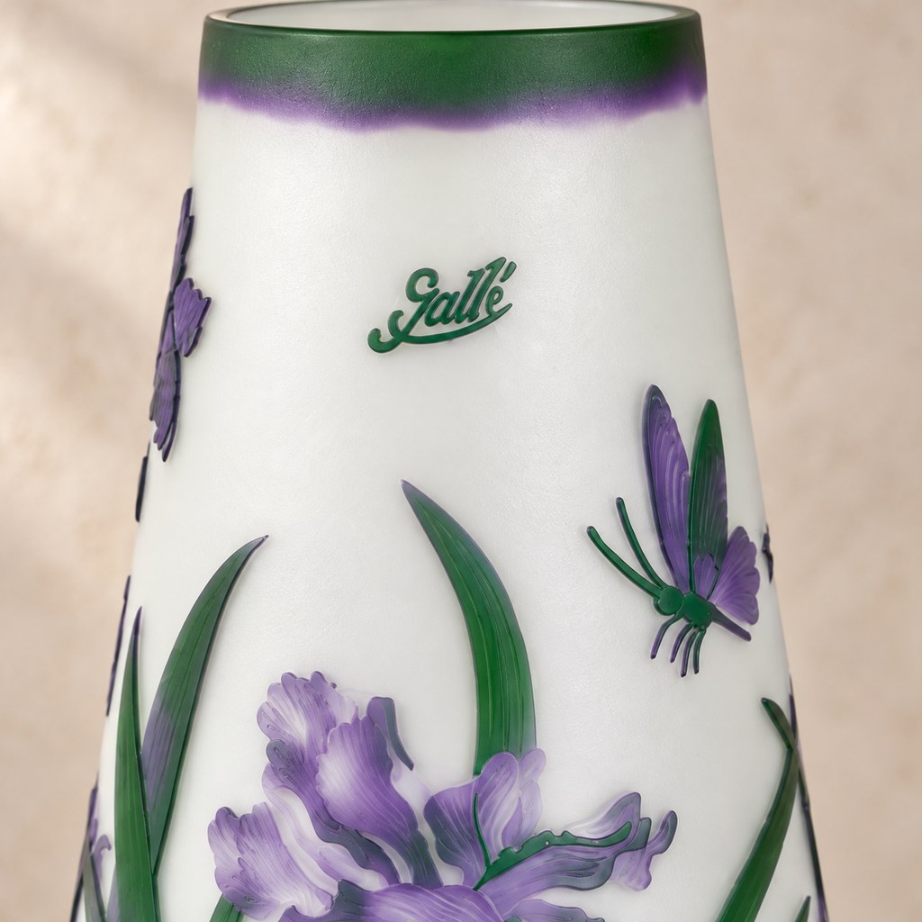 Vase camée en verre multicouche décor iris et libellule, détail gravure