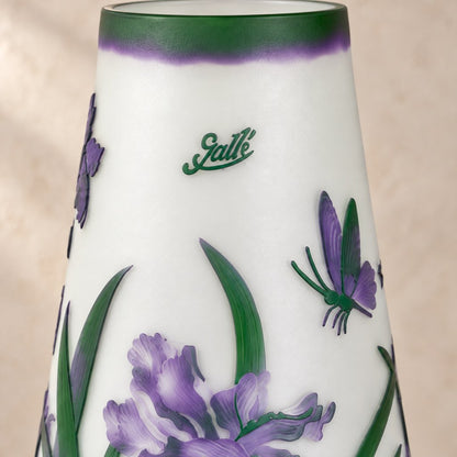 Vase camée en verre multicouche décor iris et libellule, détail gravure