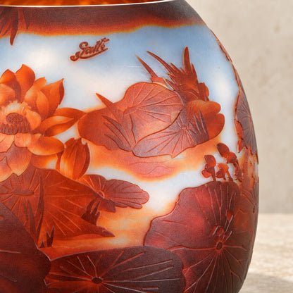 Vase camée en verre multicouche à décor de nénuphars, détail gravure face visible