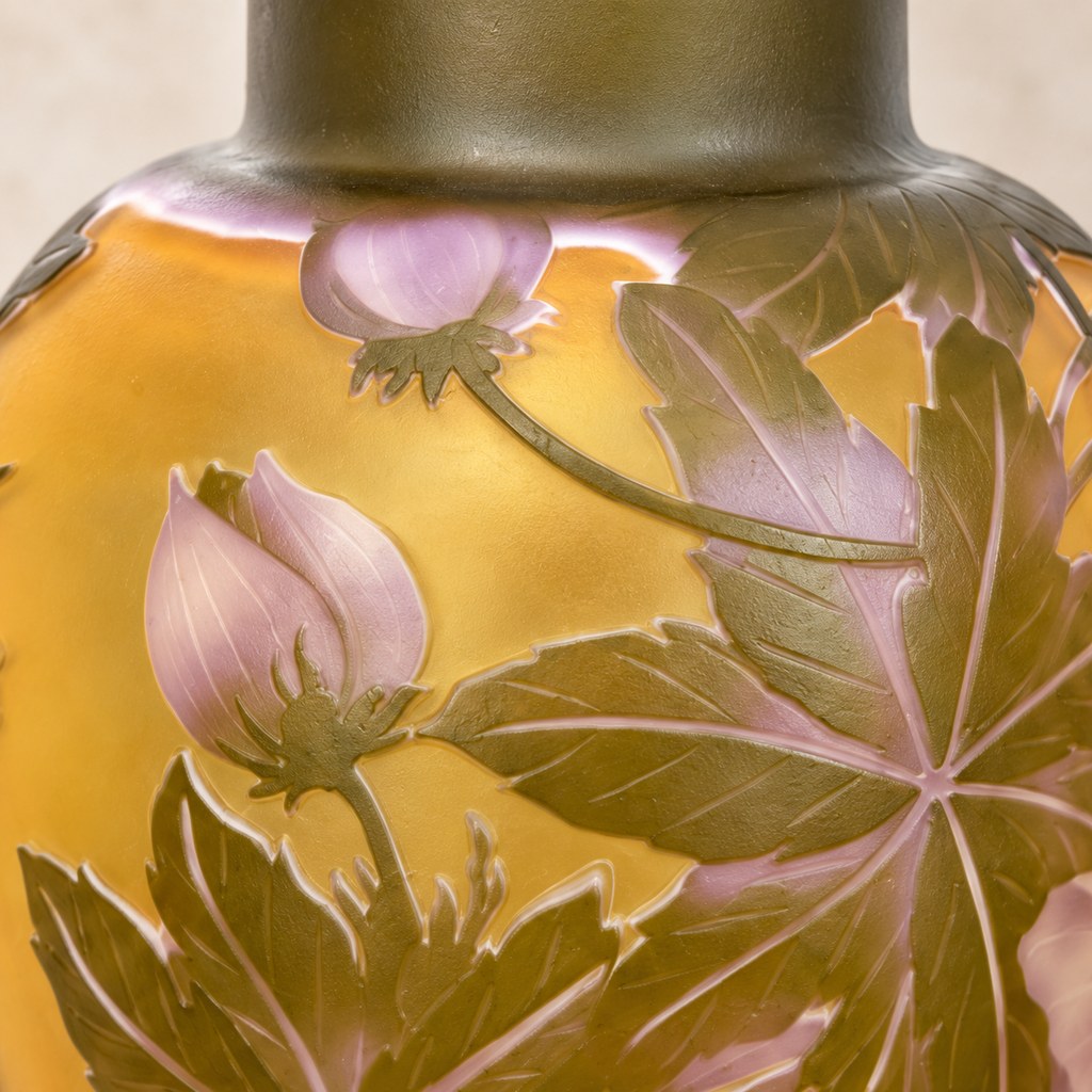 Vase camée en verre multicouche décor de pivoines et feuillages, détail gravure
