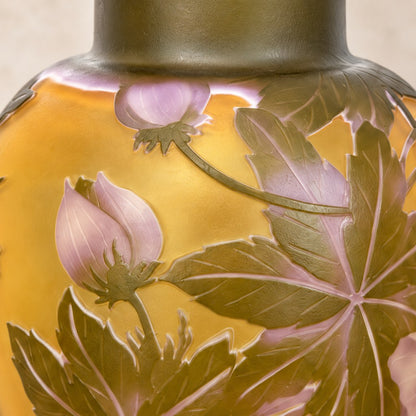 Vase camée en verre multicouche décor de pivoines et feuillages, détail gravure