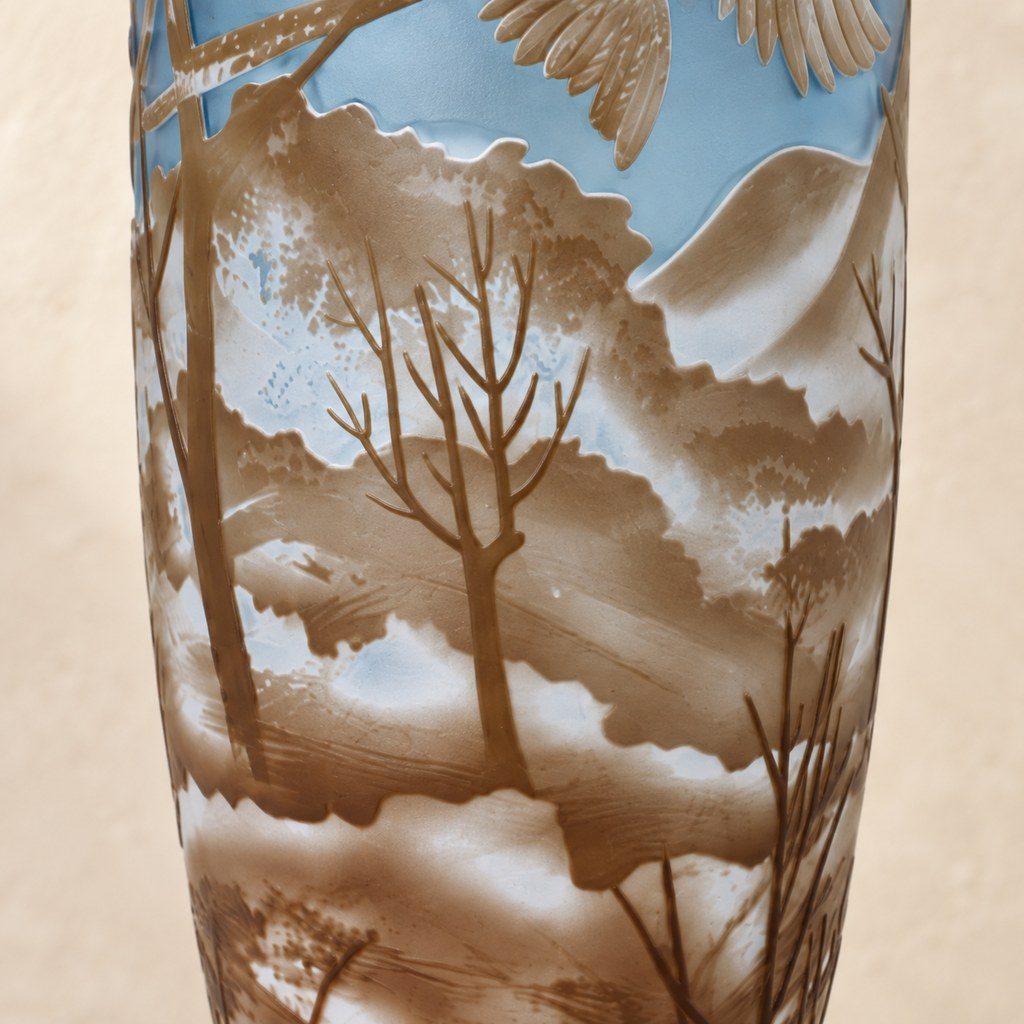 Vase camée en verre multicouche, vol de faisans en hiver, détail paysage hiver