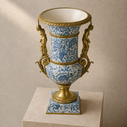 Vase médicis porcelaine bleu et blanc à monture bronze doré, vue d'ensemble profil