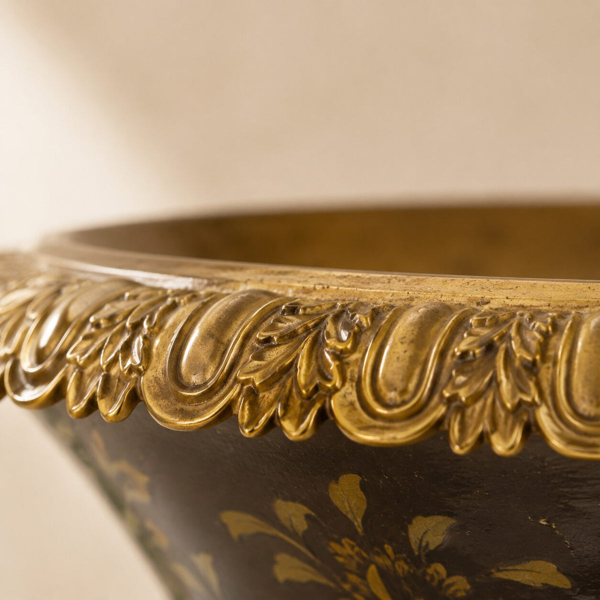 Vase Médicis en porcelaine craquelée à monture bronze doré, détail bordure feuillage