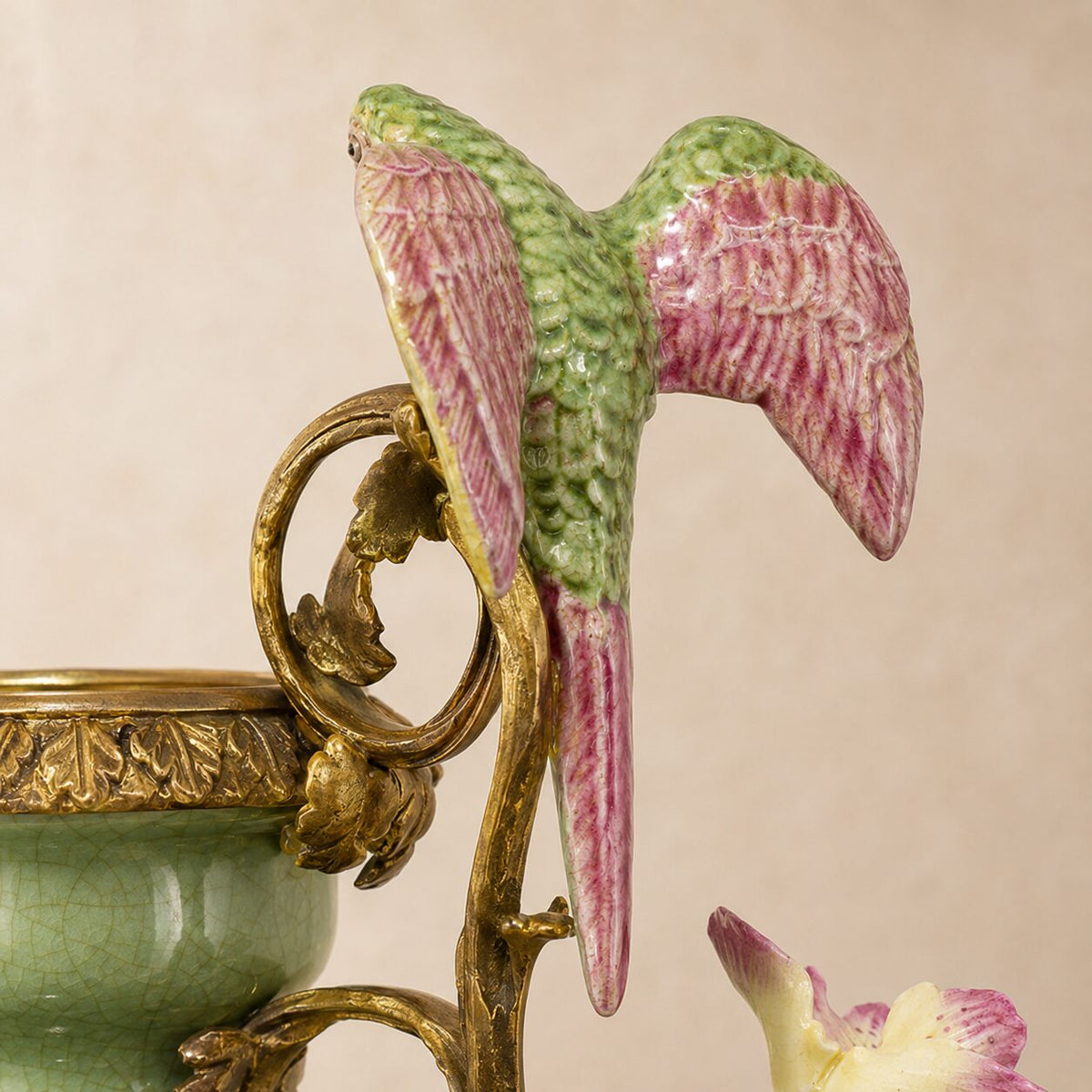 Vase en porcelaine céladon craquelée, monture bronze aux perroquets, détail perroquet rose