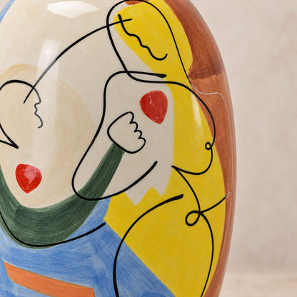 Vase en porcelaine émaillée décor cubiste figure féminine, détail motif complet