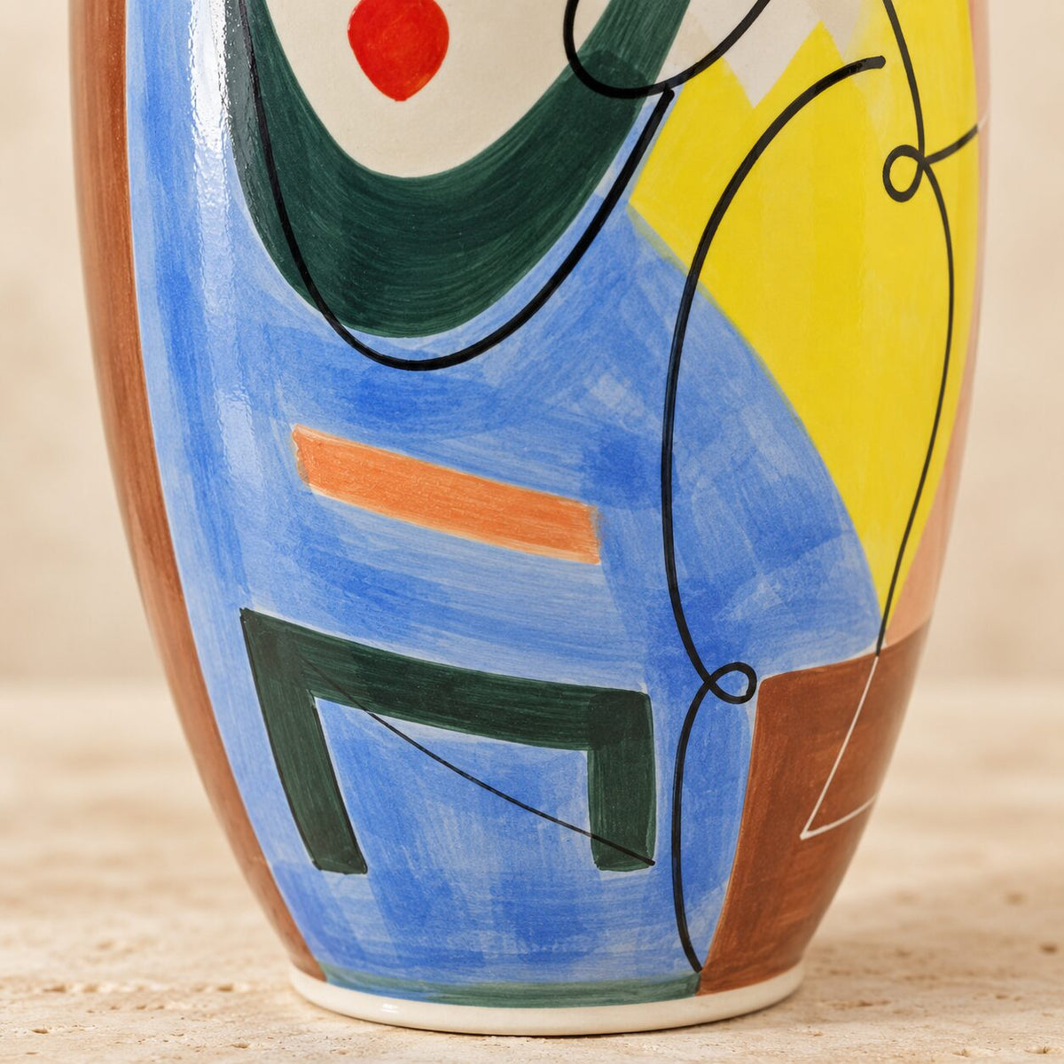 Vase en porcelaine émaillée décor cubiste figures féminines, détail bas motif