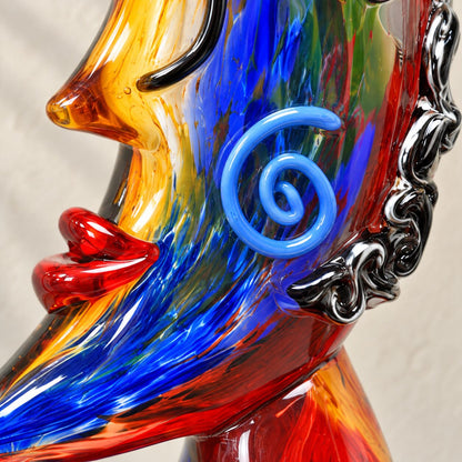 Vase sculpture visage cubiste de face en verre polychrome style Murano, détail spirale bleue bouche gros plan