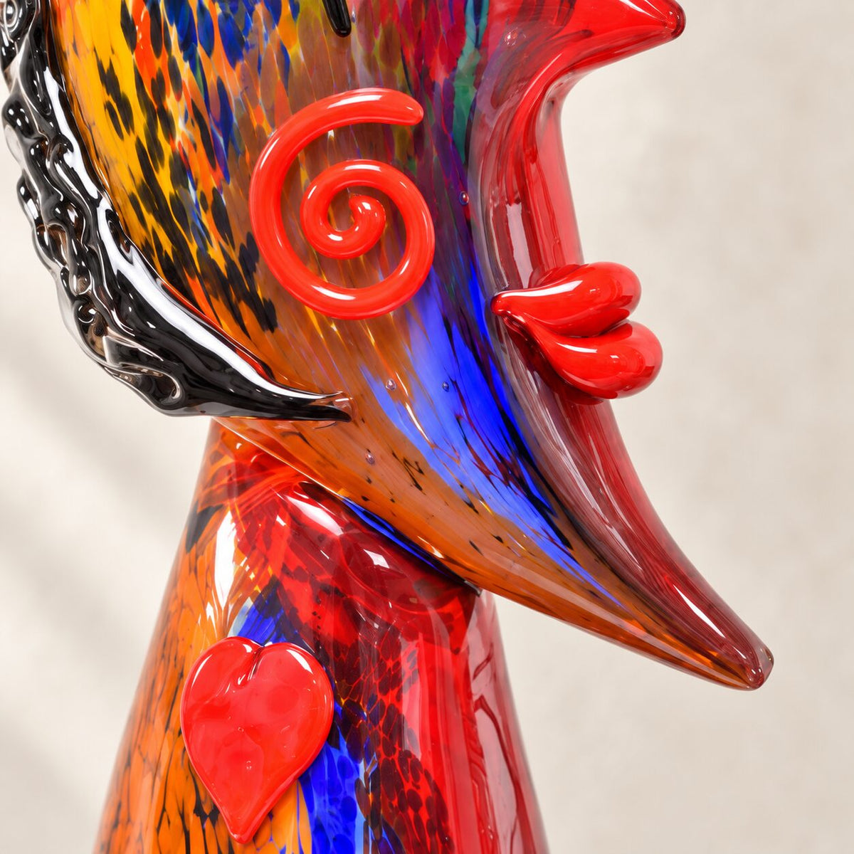 Vase sculpture visage cubiste de profil en verre polychrome style Murano, détail spirale rouge bouche gros plan
