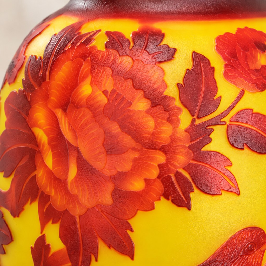 Vase en verre multicouche décor pivoines et perdrix, détail gravure