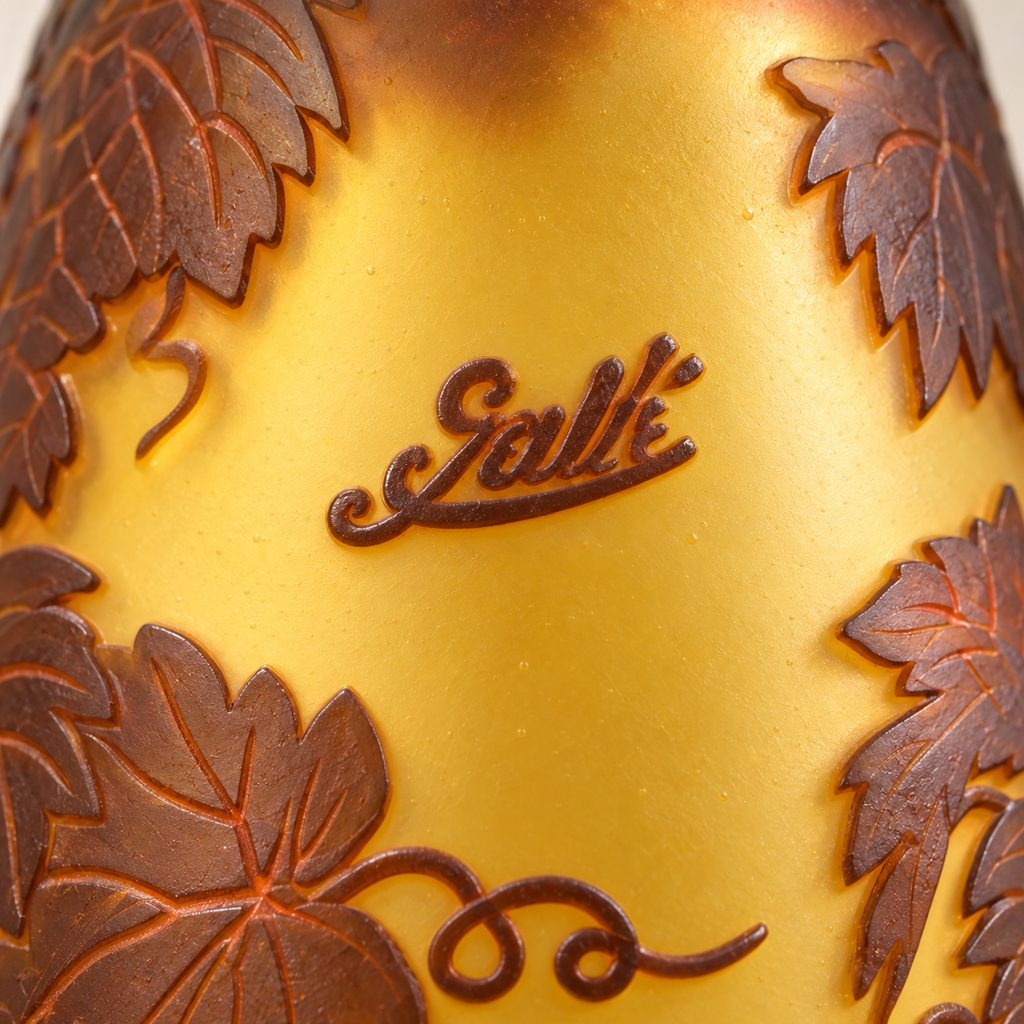 Vase en verre multicouche à décor de vigne et raisins, détail de l'inscription gravée