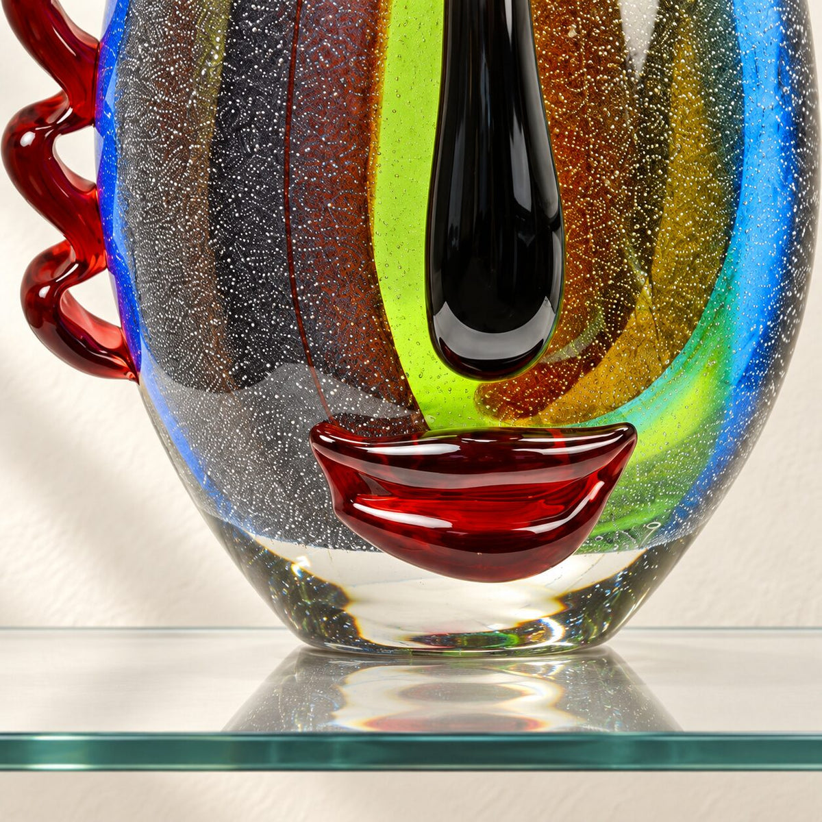 Vase visage abstrait en verre polychrome style Murano, détail nez bouche rouge gros plan
