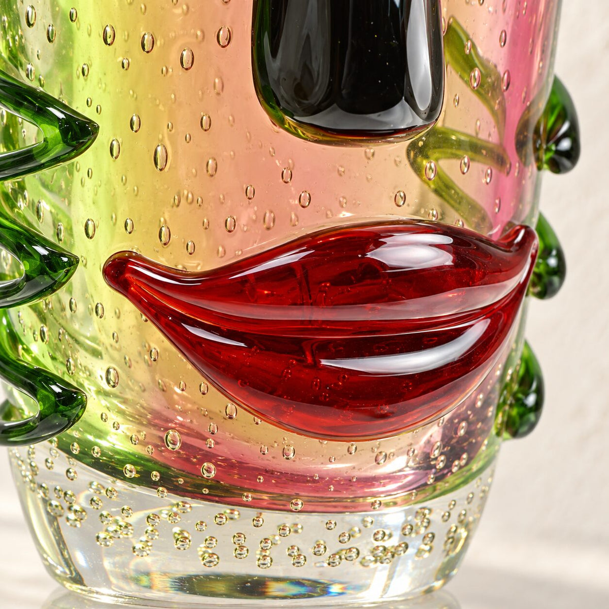Vase visage abstrait en verre soufflé style Murano, détail bouche rouge gros plan