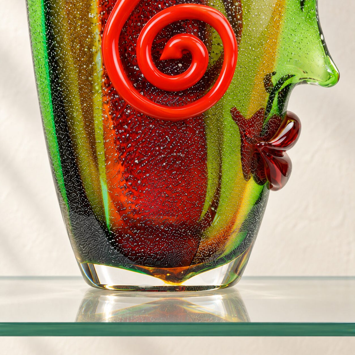Vase visage en verre style Murano polychrome à spirale, détail spirale rouge nez gros plan