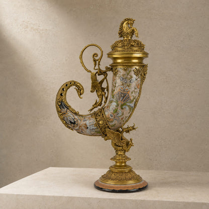 Aiguière corne d'abondance en porcelaine à rinceaux polychromes, vue de profil