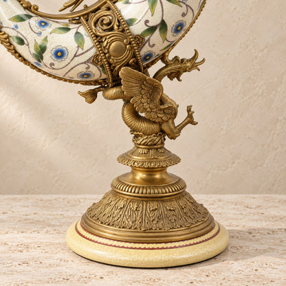Aiguière corne d'abondance en porcelaine craquelée et bronze doré, détail griffon socle base