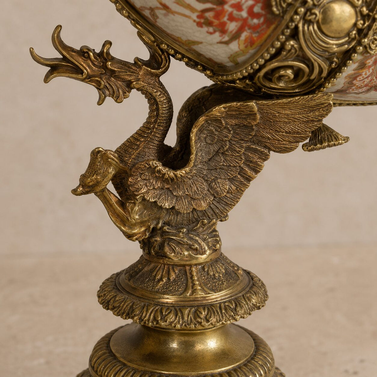 Aiguière corne d'abondance en porcelaine crème à décor floral, détail cariatide base